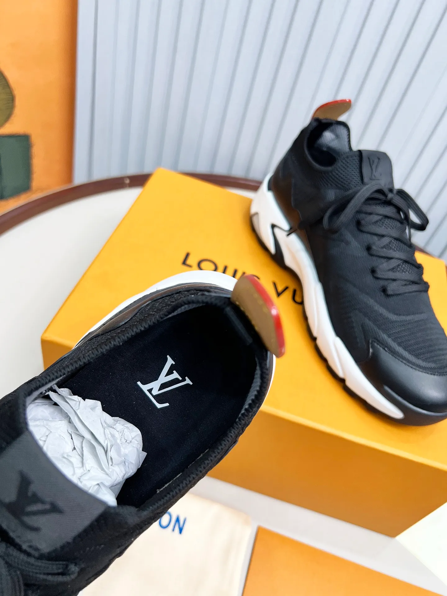 Top version: 560💰 LV Louis Vuitton L Jialu brand Runner Tatic series thick-soled casual sports shoes running shoes Original purchase development and production This LV Runner Tatic sports shoe is blended with fly-knit fabric material to interpret the inspiration of traditional mountaineering shoes. The LV letters are written on one side, the Louis Vuitton logo, and the light and wear-resistant rubber outsole complete the whole package. The delivery counter is exquisitely packaged🛍📦 ▪️Fabrics: Original imported custom fly-knit fabric ▪️Inner lining: Original custom-made breathable mesh ▪️Sole: Original molded anti-slip rubber combination material ▪️Sole thickness: 4CM ▪️Size: Men's 39-45